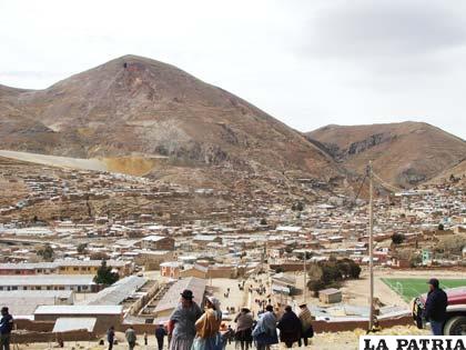 La histórica y revolucionaria población, al fondo el cerro Posokoni