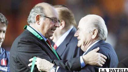 Sergio Markarián recibe la medalla de Josep Blater