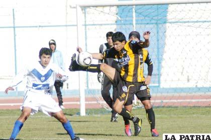 Parada domina el balón ante la mirada de Medina