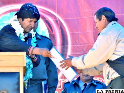 El Presidente Evo Morales, entregando los cheques para la construcción de proyectos