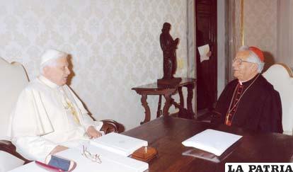 El cardenal Terrazas (derecha) junto al Papa Benedicto XVI