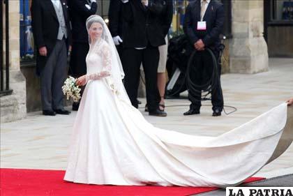Fotografía de archivo tomada el 29 de abril de 2011 que muestra a la duquesa de Cambridge, Catalina Middleton, a su llegada a la abadía de Westminster el día de su boda en Londres (Reino Unido)
