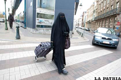 Mujer vestida con un “burka” camina por las calles de Bruselas (Bélgica)