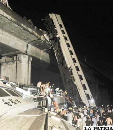 Equipos de rescate ayudan a los pasajeros del tren bala que se descarriló en un puente de Wenzhou