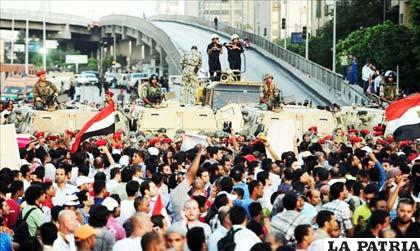 Protestantes egipcios son bloqueados por tanques mientras marchan al Ministerio de la Defensa desde la Plaza Tahrir en El Cairo (Egipto)