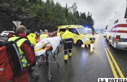 Médicos transportan a una joven que sobrevivió al ataque en la isla de Utøya, Noruega