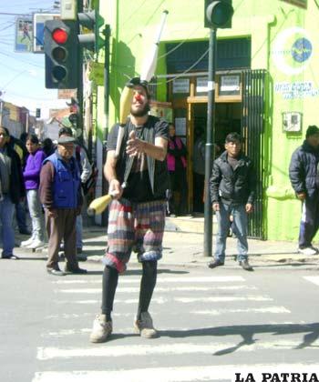 Jóvenes argentinos hacen piruetas callejeras para ganar unas monedas o por lo menos “robar” una sonrisa