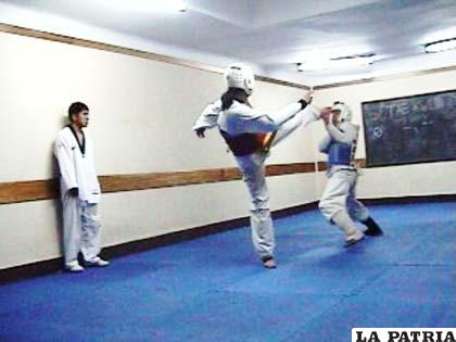 Taekwondistas orureños en combate
