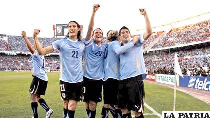 Jugadores de la selección de Uruguay celebran el título conquistado