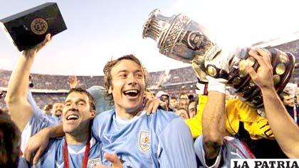 Festejo uruguayo con el trofeo