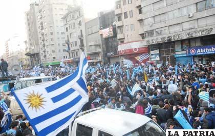 Hinchas de la selección de Uruguay, festejan en la avenida 18 de Julio, la más concurrida de Montevideo