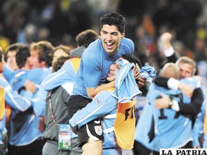 Los integrantes de Uruguay al final del cotejo, festejaron ruidosamente el título conseguido