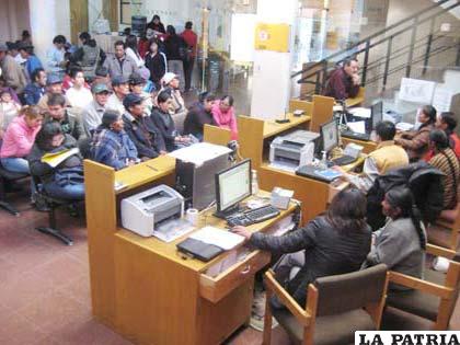 Ciudadanos esperan para registrarse en el Tribunal Electoral Departamental