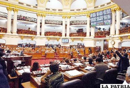 Parlamentarios peruanos juraron a sus cargos por el periodo 2011-2016