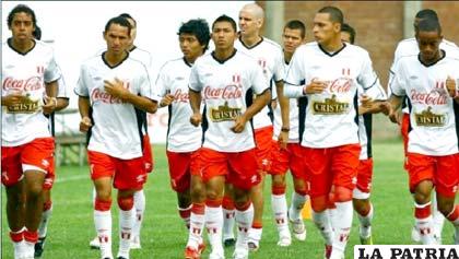 La selección de Perú en su preparación antes de jugar ante Venezuela por el tercer lugar