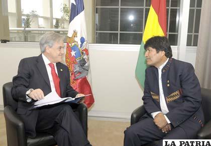 Morales buscará nuevamente un acercamiento con Piñera en la posesión del presidente peruano Ollanta Humala