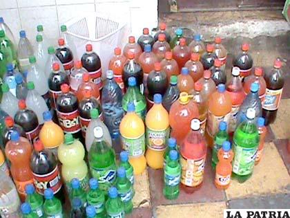 Parte del lote de refrescos decomisados con fecha de expiración caduca