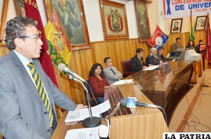 Decano de la Facultad de Derecho, Ciencias Políticas y Sociales de la UTO, Marco Jaimes, presenta Plan de Desarrollo Estratégico 2012-2016