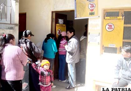 Las filas de las personas para empadronarse fueron constantes en Huanuni