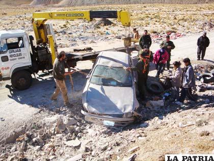 El motorizado siniestrado es preparado para ser remolcado