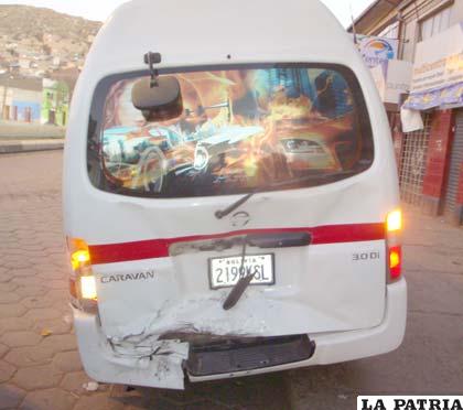 Minibús con daños en la parte posterior