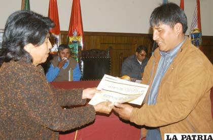 Entrega de cheque a Cándido Poma representante del Municipio de Garci Mendoza