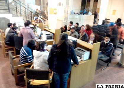 Aproximadamente a las 20:30 horas de ayer, aún continuaba la fila de personas que querían empadronarse