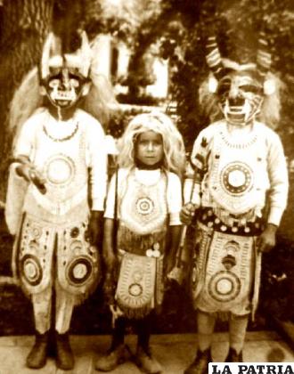 Una fotografía poco conocida muestra como vestían los diablos de antaño