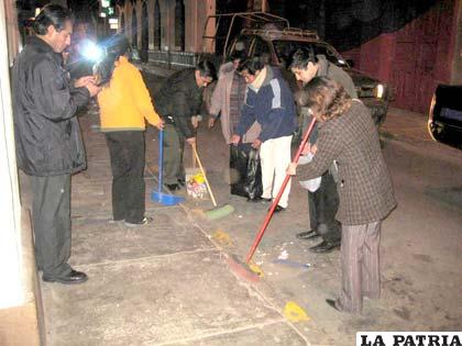 Funcionarios administrativos del municipio salieron a limpiar las calles