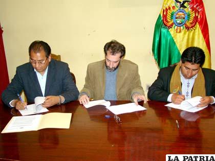 Autoridades de La Paz y Oruro firman convenio que viabiliza ejecución del asfaltado Caracollo-Colquiri