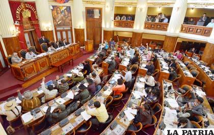 Periodistas cuestionan Ley de Telecomunicaciones sancionada por la Asamblea Plurinacional