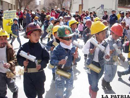 Niños del “Ignacio León” participaron de la farándula con creativos disfraces