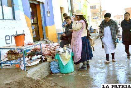Comerciantes expenden carne de ovinos y camélidos en condiciones de falta de higiene y sanidad