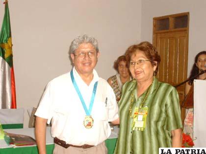 Jorge Encinas presidente de Abesbo y Elsy Alpire Vaca ex presidenta