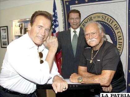 Ex gobernador de California, Arnold Schwarzenegger (i) ,y su ex entrenador personal Kurt Marnul (d) durante una visita a la Casa Museo Arnold Schwarzenegger en Thal