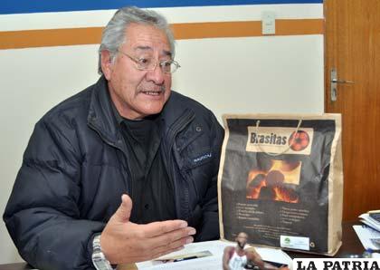 El representante de “Brasitas”, Marcelo Bayá muestra el producto hecho por niños