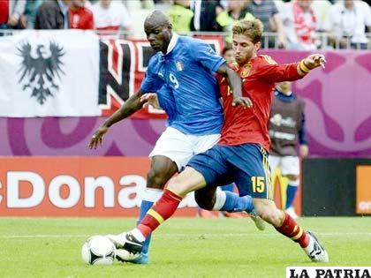 Balotelli de la selección de Italia y Ramos de la selección de España se medirán esta tarde (foto: terra.es)