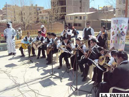 Las artes reunieron a los vecinos del Distrito 2, en la Plaza del Policía