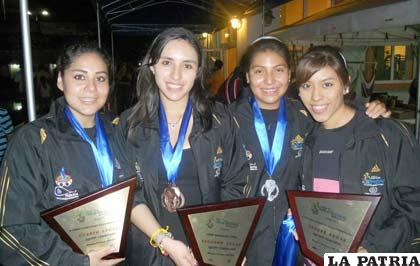 Integrantes de la selección nacional de raquetbol entre ellas Paola Cossío (foto: archivo