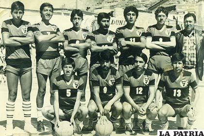 El equipo de basquetbol del colegio Saracho en 1983 (foto: archivo)