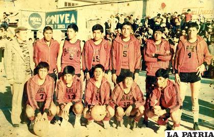 El equipo de basquetbol del colegio Saracho en 1981 (foto: archivo)