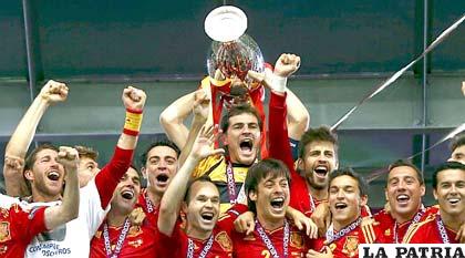 España volvió a levantar el trofeo de campeón de la Eurocopa 2012 (foto: ole.com)