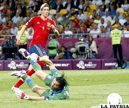 Fernando Torres anota el tercero de España (foto: ole.com)