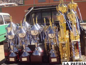 Los trofeos fueron exhibidos en la última fecha