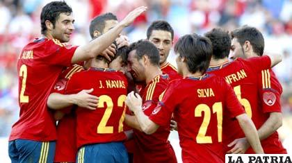 Los integrantes de la selección de España celebran luego de conseguir el título (ELCOMERCIO.PE)
