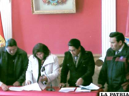 Representantes sindicales y la alcaldesa Pimentel, firmaron acuerdo que determina incremento salarial para los ediles