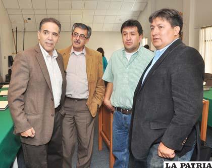 Mauricio Méndez junto a dirigentes de la Liga (foto: APG)