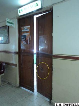 Una patada fue la que originó el daño a la puerta de “Emergencias”