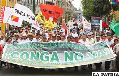 Alrededor de un millar de manifestantes, que se oponen al proyecto minero Conga, marchó por las calles de Celendín /EFE/Archivo