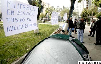 Huelga de hambre de militares del servicio pasivo frente al Ministerio de Defensa /Foto: ANF